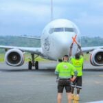 A Virgin Australia 737 pulls into the gate at Port Vila