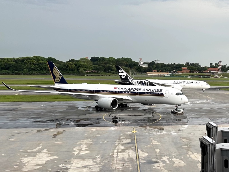 Star Alliance members Singapore Airlines and Air New Zealand at Changi Airport