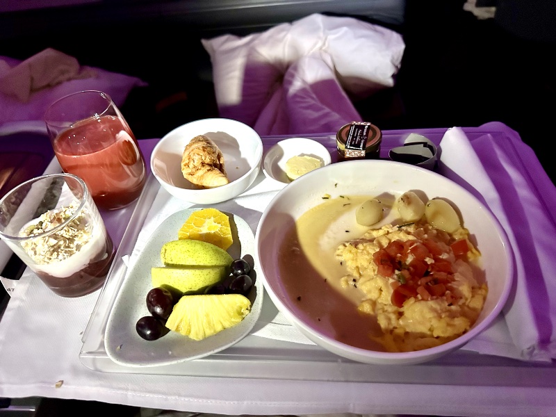 Business class breakfast on LATAM Airlines flight LA801