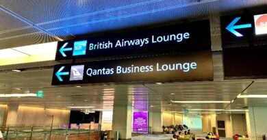 Sign pointing to the British Airways Lounge and Qantas Business Lounge at Singapore Changi airport