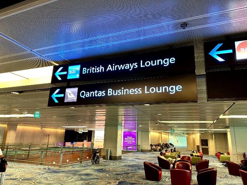 Sign pointing to the British Airways Lounge and Qantas Business Lounge at Singapore Changi airport