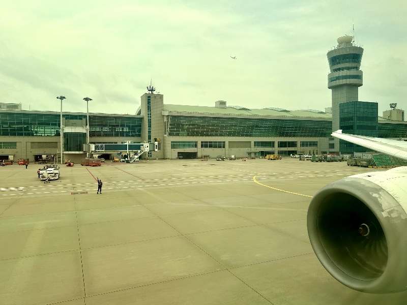 Scoot ramp agent waving to taxiing plane at Incheon Airport