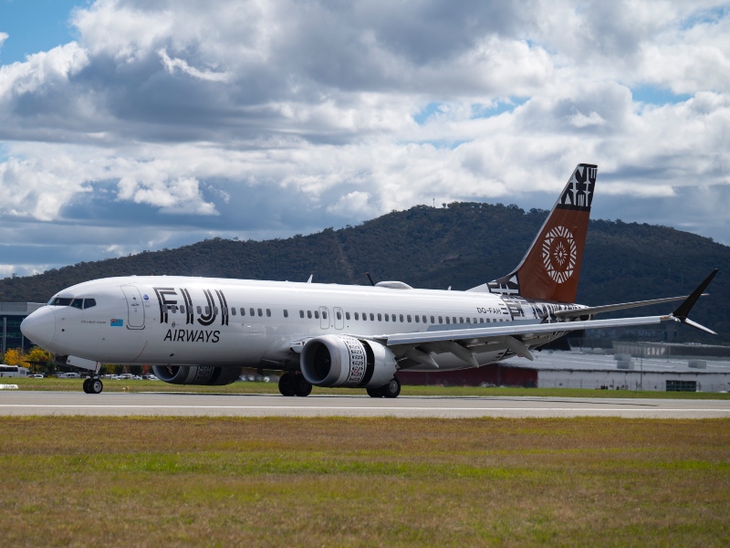 A Fiji Airways 737 lands at Canberra Airport