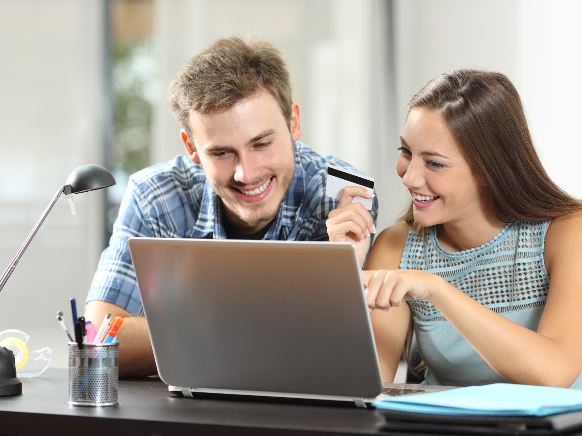 Couple comparing credit card point expiry policies