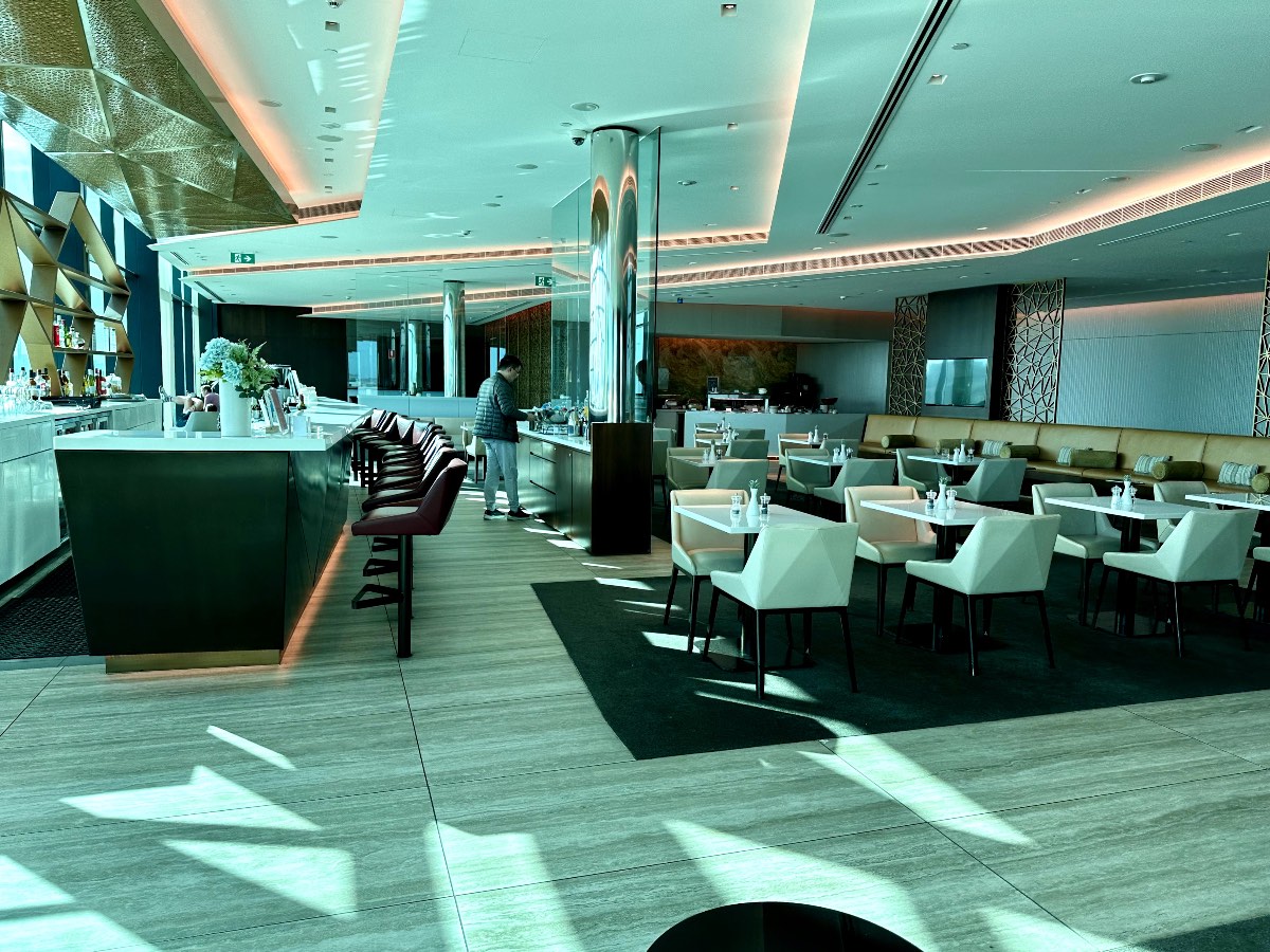 The Aspire Lounge in Melbourne seating area and bar