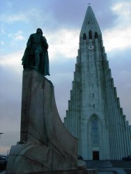 Rekjavic Cathedral and statue 3.JPG