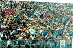 Syd2000 Womens volleyball crowd.jpg