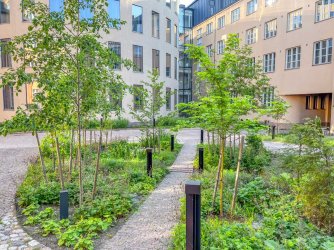 HEL brekkie courtyard.jpg