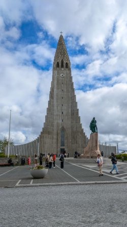 23 Reykjavik Hallgrimskirkja front.jpg