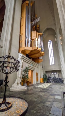 23 Reykjavik Hallgrimskirkja organs.jpg